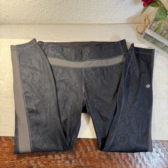 Lululemon Light Speed Tight Full-On Luxtreme Size 10 Black Snake Reflective - Picture 1 of 12